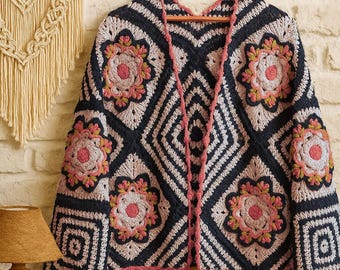 Cardigan all'uncinetto in stile boho: giacca in cotone fatta a mano con motivo floreale a quadri stile nonna.