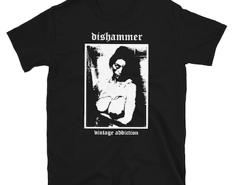 Puede incluir: Camiseta negra con un gráfico blanco de una mujer con el texto "dishammer vintage addiction" impreso en la parte delantera.