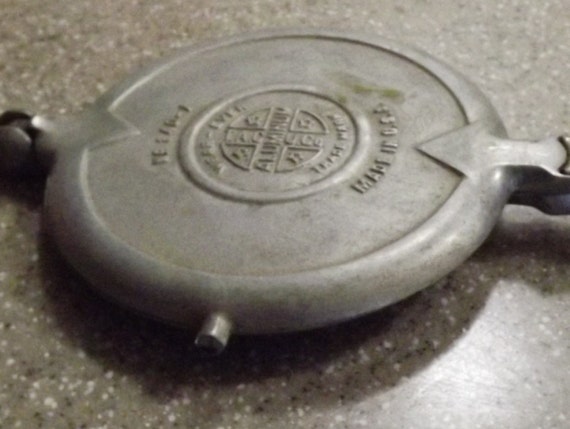 cast aluminum waffle maker