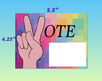 Könnte beinhalten: Eine bunte Postkarte mit den Maßen 5,5" x 4,25" mit einem Peace-Zeichen und dem Wort "VOTE" in schwarzer Schrift. Der Hintergrund ist ein buntes Mosaik aus Quadraten.
