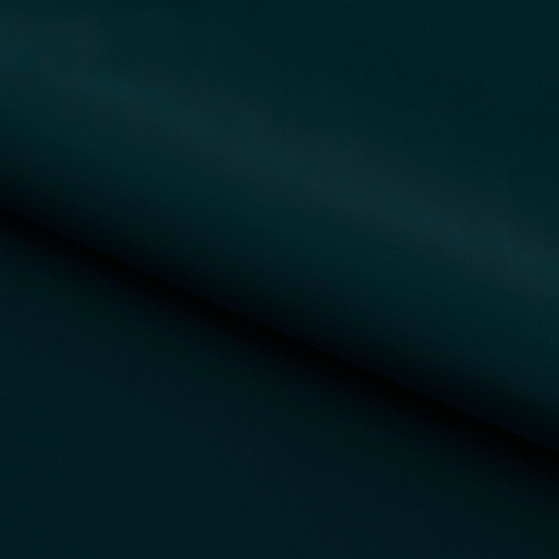 Pu&ograve; includere: Un tessuto blu scuro tinta unita con un leggero luccichio. Il tessuto &egrave; piegato a met&agrave;, creando una linea diagonale.