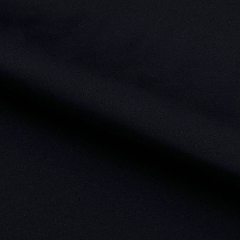 Pu&ograve; includere: Un tessuto blu scuro con una texture liscia.