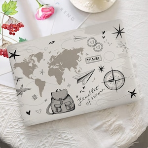 Étui pour MacBook motif carte du monde, étui de protection élégant avec boussole, avions et sac à dos, cadeau pour les amateurs d'aventure. DL0057
