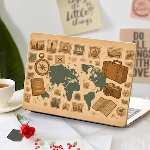 Étui pour MacBook à motif de voyage, carte du monde, étui de protection élégant avec boussole, avions et sac à dos, cadeau pour les amateurs d'aventure.