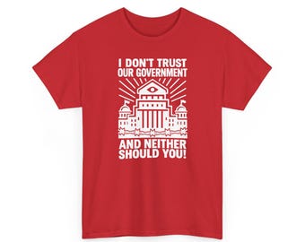「I Don't Trust Our Government」グラフィックTシャツ - リバティステートメント ユニセックスシャツ