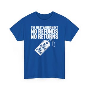 Op de afbeelding: Koningsblauw T-shirt met witte tekst: "THE FIRST AMENDMENT NO REFUNDS NO RETURNS". Een tag-afbeelding met dezelfde tekst staat eronder. Het shirt is een crew neck met korte mouwen.