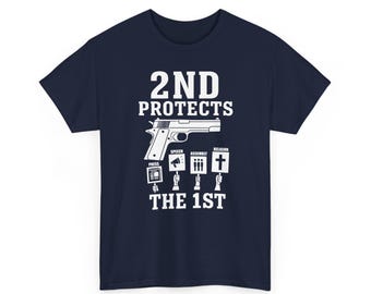 2ND Protects the 1ST Tシャツ - 1911ピストルと憲法修正第1条のアイコンをあしらった大胆な愛国的なデザイン - ユニセックス ヘビーコットンTシャツ