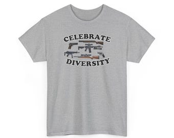 多様性を祝うTシャツ - 銃器グラフィックデザイン、自由をイメージしたアパレル - ユニセックスヘビーコットンTシャツ