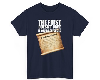 第一条はあなたが気分を害しても気にしない - 言論の自由Tシャツ（第一条の巻物付き）