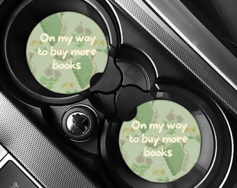 On My Way to Buy More Boeken Autoonderzetters•Boekenliefhebbercadeau• Lezer met bloemen • Inzetstuk neopreen bekerhouder•Schattig literair accessoire•Set van 2