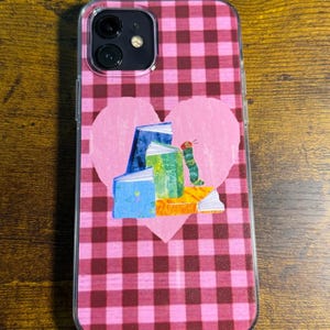 Rosa Gingham Buch Handyhülleneinsatz • Lese Ästhetik • Buch-Liebhaber-Geschenk • Niedliches Raupen Design • Klare Hülleneinsatz • iPhone Zubehör