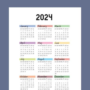 Puede incluir: Un calendario colorido para el año 2024, con cada mes mostrado en un cuadro separado. Los meses están codificados por colores, con enero en rosa, febrero en naranja, marzo en verde, abril en azul claro, mayo en amarillo, junio en verde claro, julio en rosa, agosto en azul, septiembre en naranja, octubre en azul claro, noviembre en amarillo y diciembre en verde.