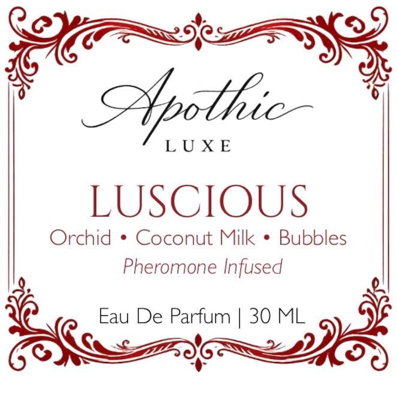 Puede incluir: Etiqueta Apothic Luxe Luscious Eau De Parfum. La etiqueta presenta un borde burdeos decorativo y texto. El texto incluye "Luscious", "Orchid, Coconut Milk, Bubbles" y "Pheromone Infused". El frasco contiene 30 ml.