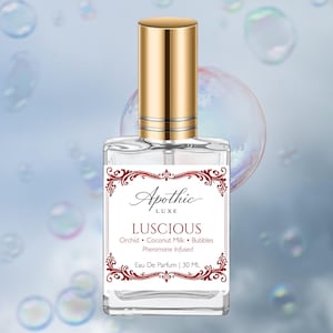Puede incluir: Un frasco de perfume transparente con tapa dorada. La etiqueta dice "Apothic Luxe LUSCIOUS" con las notas de fragancia: Orqu&iacute;dea, Leche de coco, Burbujas e Infusi&oacute;n de feromonas. El frasco contiene 30 ml de Eau De Parfum.