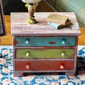 Commode vintage à trois tiroirs pour maison de poupée miniature peinte à la main dans un assortiment de couleurs avec un plateau en bois clair, meubles à l&#39;échelle 1:12