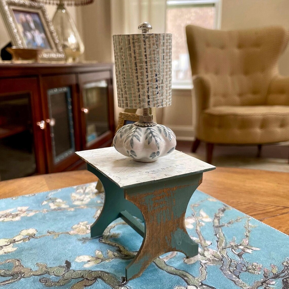 Miniature Dollhouse Vintage Desk/Side Table Hand Painted + Destressed In Provençal Bluegreen With Map-Print Top 1:13 Scale Furniture, foto 3 di 4