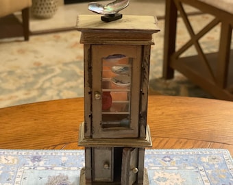 Mueble de casa de muñecas en miniatura vintage pintado con polvo de estrellas, con dos estantes y dos puertas, a escala 1:12