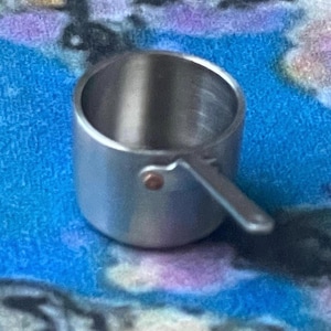 Olla vintage de acero inoxidable para casa de muñecas en miniatura con pequeños ojales de cobre, accesorio a escala 1:12