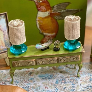 Console serpentina a 3 cassetti vintage per casa delle bambole in miniatura in verde kiwi con cassetti dorati e mobili foderati in carta di design in scala 1:12