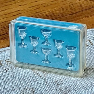 Miniatur Puppenhaus Vintage Set Chrysnbon Steamware Wein / Getränke Becher 1:12 Skala Zubehör