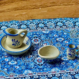 Miniatur-Puppenhaus-Vintage 4er-Set, handmodellierte, handwerklich bemalte Schalen, Becher + Krug Zubehör im Maßstab 1:12