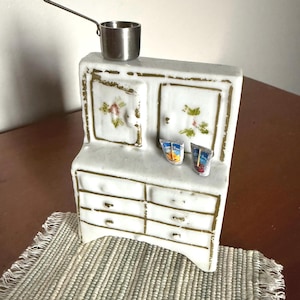 Miniaturowy domek dla lalek, rzadki, antyczna porcelanowa szafka w kolorze białym z nutami złota i różu, skala 1:24 (połowa skali)