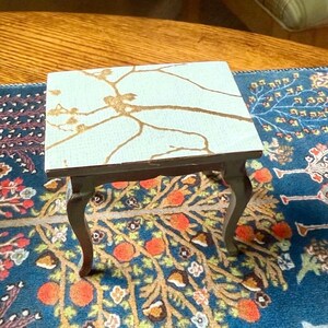 Mesa auxiliar rectangular vintage para casa de muñecas en miniatura en azul neblina con cubierta de papel tapiz metálico, muebles a escala 1:12