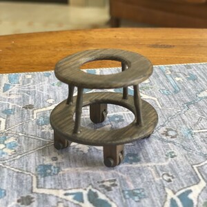 ミニチュア ドールハウス ヴィンテージ 職人サイン入り チューダー 車輪付き ベビー/プレイウォーカー ウォールナット 1:12 スケール 家具