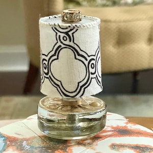 Miniaturowy domek dla lalek, ręcznie robiony, czarno-biały, lampa stołowa z kloszami w kształcie czwórliści i podstawą w kształcie pokrętła w skali 1:12