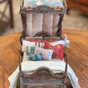 Miniatur Puppenhaus Vintage Oxidized Halb Tester, geschnitztes Himmelbett mit getuftetem Kopfteil + Polsterung im Maßstab 1:12