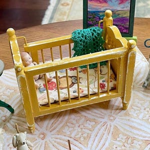 Miniature Dollhouse Vintage Spindle Crib In Ocre Yellow With Woodland Creature Bedding + Botanical Side Panels 1:12 Scale Furniture