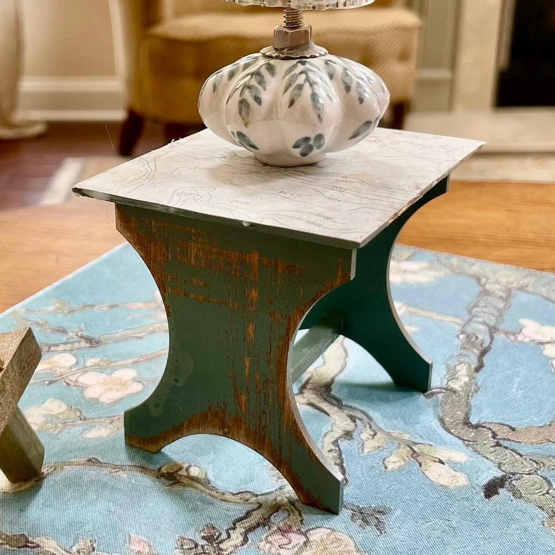 Miniature Dollhouse Vintage Desk/Side Table Hand Painted + Destressed In Provençal Bluegreen With Map-Print Top 1:13 Scale Furniture, foto 4 di 4