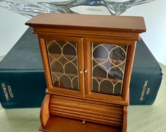 Miniatyr dockhus Vintage porslin/kuriositetsskåp med gulddekorerade viktorianska dörrar + lådor med rulltäcke Funktioner 1:12 skala möbler