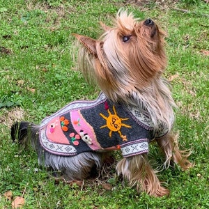 GRIS ET ROSE zippé dans le dos du pull. (Toutes les tailles). Brodée à la main dans les Andes du Pérou. Facile à enfiler, designs uniques.