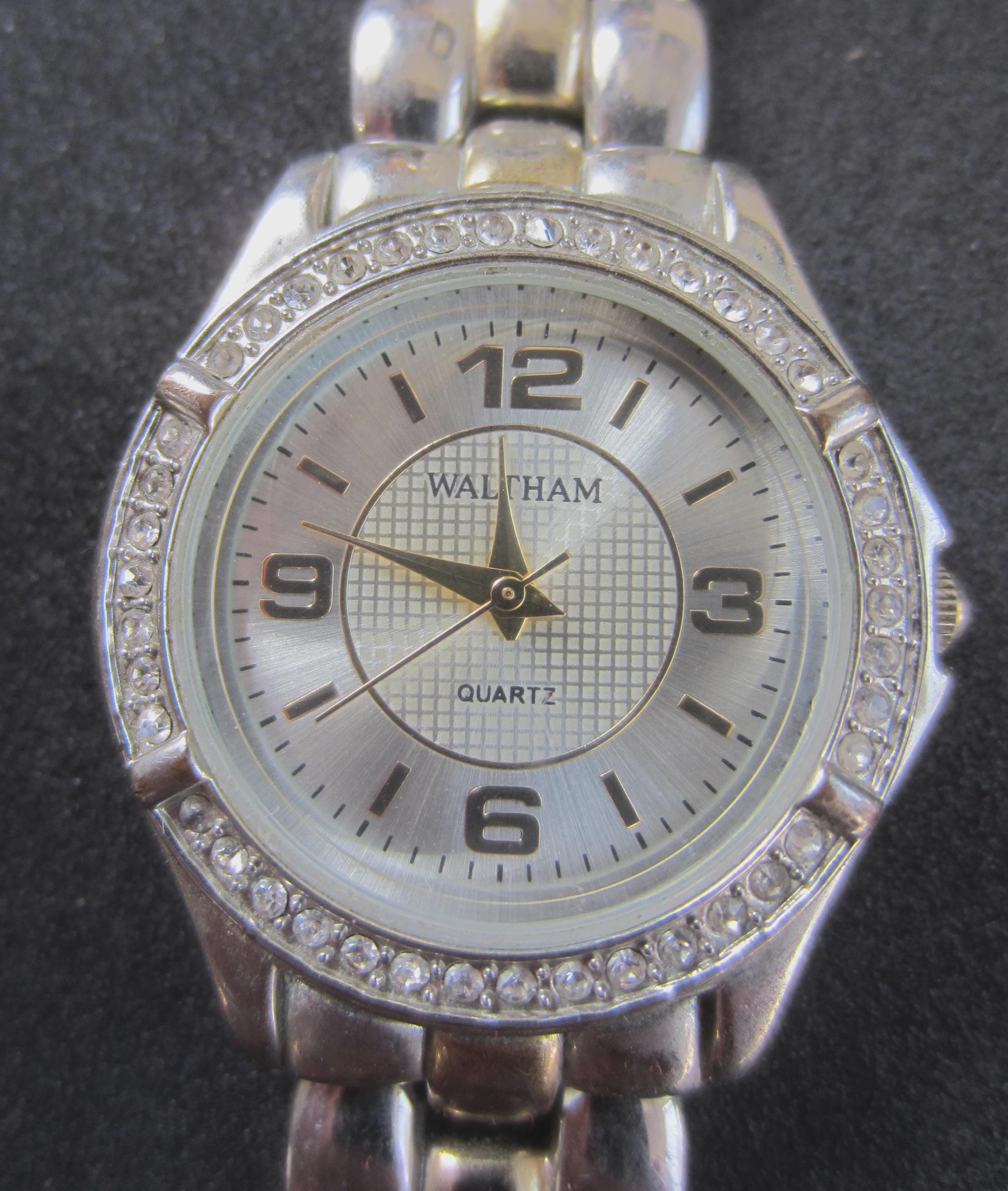 Waltham vintage women’s Two-Tone Mesh Bracelet Quartz Watch - Gold & Silver rare Waltham Tank Watch (RARE) DETAILS: - Gold dial - Black hands  main image 4