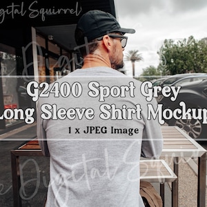 Gildan 2400 Sport Grau Mockup | Rückansicht | Herren Langarmshirt Lifestyle Mockup | Outdoor Modell Mockup | JPEG Bild