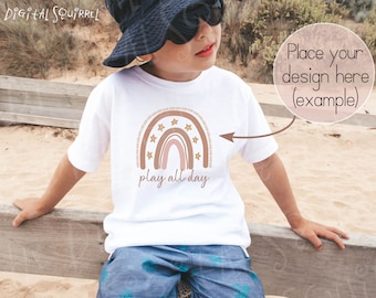 Mockup de camiseta infantil branca Bella Canvas 3001T | Mockup infantil para praia | Mockup para criança pequena | Mockup do modelo 3001T | Arquivo JPEG