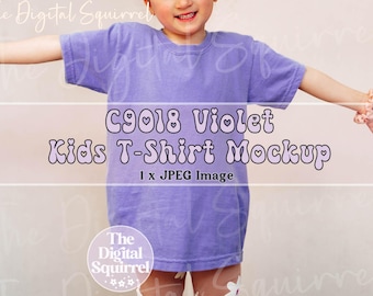 Maquette du t-shirt violet Youth Comfort Colors 9018 | Maquette d'intérieur d'une fille portant un t-shirt enfant oversize C9018 | Fichier JPEG