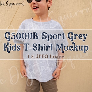 キッズ用ギルダン5000BスポーツグレーTシャツモックアップ｜キッズ用グレーTシャツモックアップ｜アウトドアモデルモックアップ｜JPEGファイル