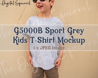 Mockup de camiseta infantil Gildan 5000B Sport cinza | Mockup de camiseta infantil cinza | Mockup para uso externo | Arquivo JPEG