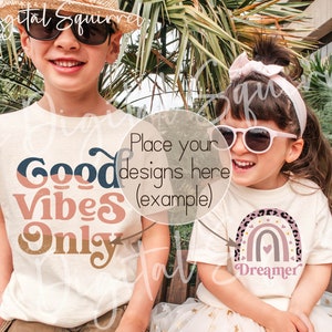 Mockup de Irmãos | Mockup de Camiseta Bella Canvas 3001T Natural | Mockup de Camiseta 3001T para Irmão e Irmã | Mockup Infantil para o Verão | Arquivo JPEG imagem 3