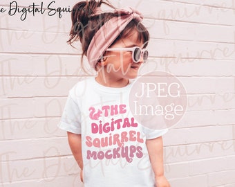 Mockup de camiseta infantil branca Bella Canvas 3001T | Mockup de camiseta para menina | Mockup infantil fofo para atividades ao ar livre | Arquivo JPEG