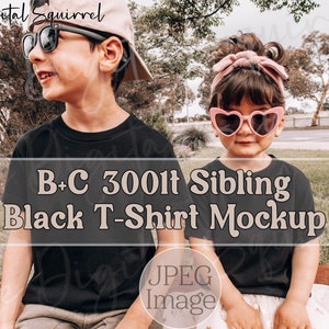 兄弟のモックアップ | キッズ ベラ キャンバス 3001t ブラック T シャツ モックアップ | 男の子と女の子のアウトドア モックアップ | かわいい子供用幼児夏用モックアップ | JPEG ファイル