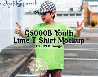 Gildan 5000B Kinder-T-Shirt-Mockup in Limettengrün | Trendiges Lifestyle-Mockup eines Jungen im G500b Jugend-T-Shirt | JPEG-Datei