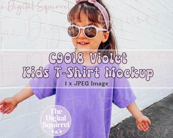 Maquette du t-shirt violet Youth Comfort Colors 9018 | Maquette extérieure d'une fille portant un t-shirt enfant C9018 | Fichier JPEG