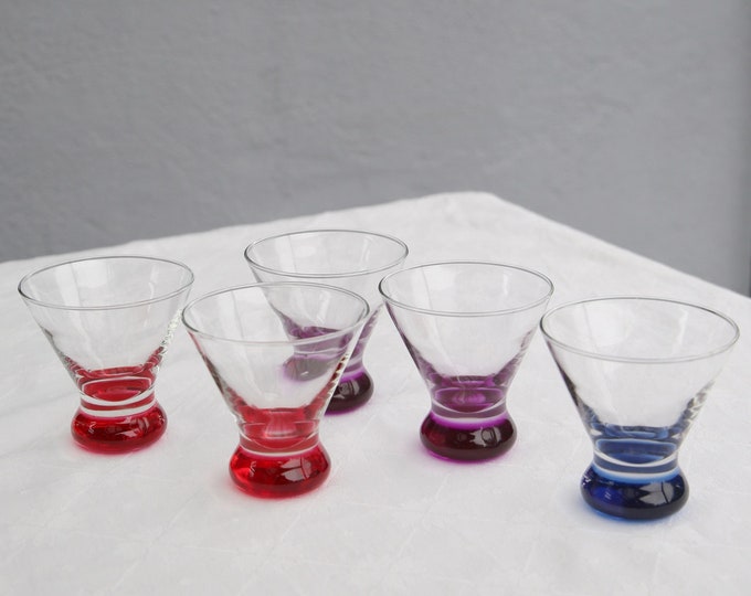 Vijf kleurrijke wodka bubbelglazen