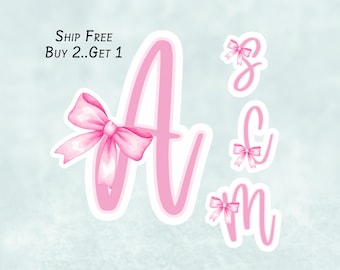 Pegatina de monograma de coqueta rosa, vinilo laminado, pegatina para portátil o botella de agua.