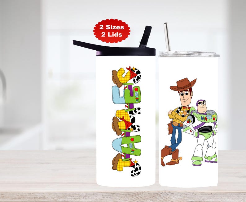 Puede incluir: Vaso blanco con Woody y Buzz Lightyear de Toy Story. El vaso tiene una tapa negra con pajita y una pegatina ovalada roja que dice "2 Tama&ntilde;os 2 Tapas". El otro vaso tiene el nombre "Woody" en un dise&ntilde;o colorido.