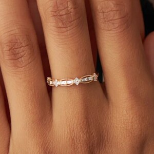 Stokbrood en rond geslepen laboratoriumdiamanten trouwring, 14K massief gouden band, band halve eeuwigheid, stapelbare band, bijpassende band, cadeau voor haar