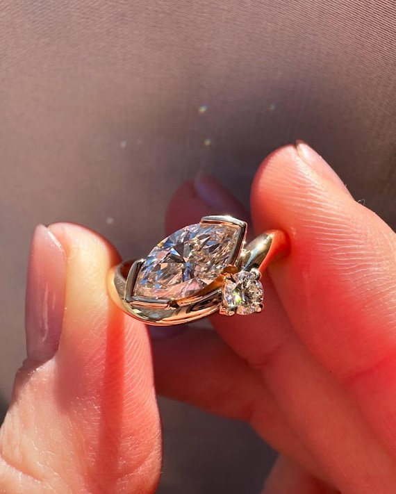 Toi Et Moi のエンゲージリング、マーキスとラウンドのラボグロウン  